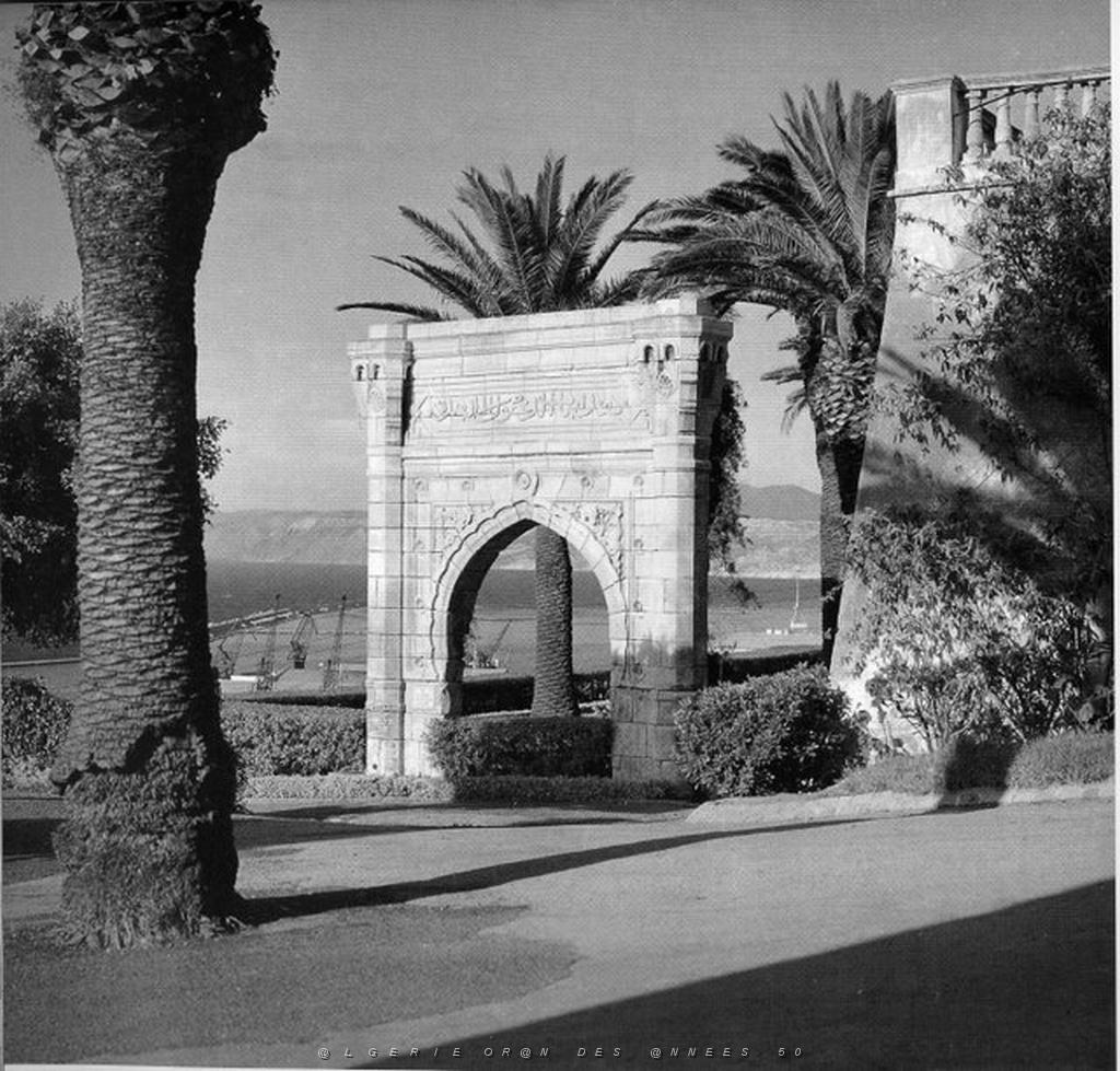 ORAN 011 CARAVENSERAIL 4 PROMENADE DE L ETANG DANS LES ANNEES 60.jpg